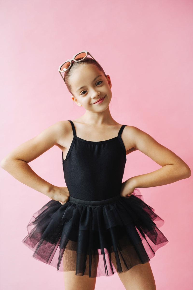 Mergaitiškas triko su petnešėlėmis